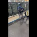高雄捷運男疑尾隨女高中生！月台一路緊貼進車廂　目擊者喝斥、高捷調資料追查