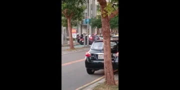 桃園男掛失竊車牌拒檢狂逃！撞路燈遭警破窗拖下車　酒測超標、毒品快篩陽性