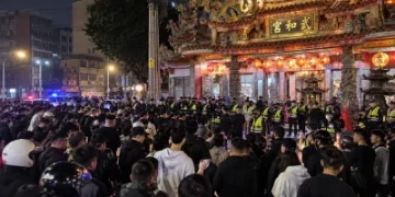 中壢少年遭圍毆引眾怒!數百人夜圍宮廟 警方出動154名警力維安