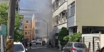 快訊／高雄草衙住宅火警！透天「竄火煙」警消灌救