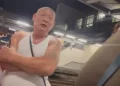 影／阿北站內吸菸不爽被勸導！火大狂罵「兇什麼東西」　乘客霸氣反嗆：是在大聲什麼